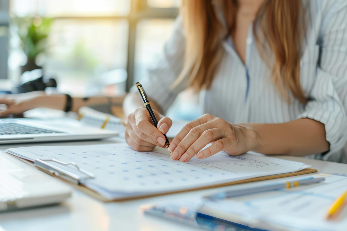 mulher anotando planejamento escolar para o proximo ano
