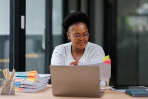 mantenedora de escola avaliando indicadores escolares