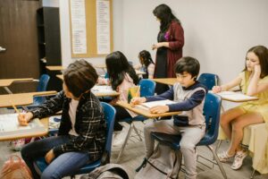 alunos na sala de aula foto pexels