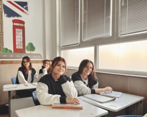 alunas em sala de aula foto pexels