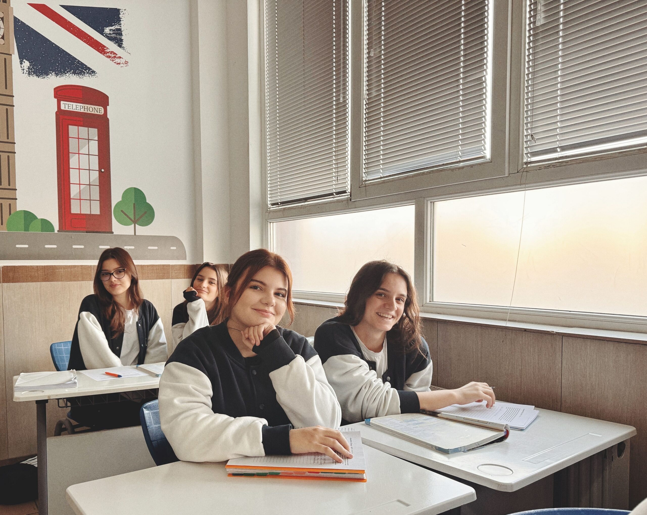 alunas em sala de aula foto pexels