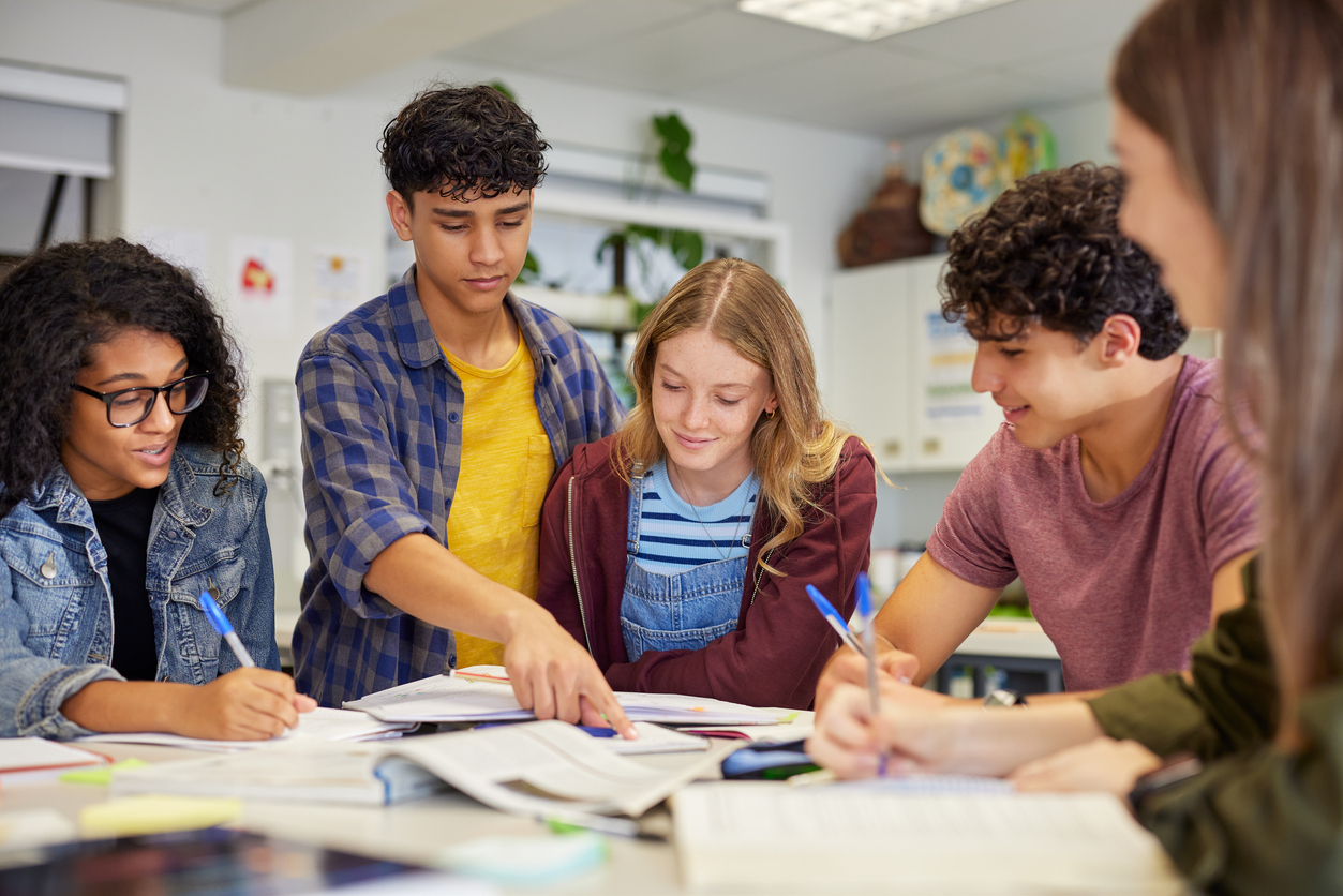 alunos adolescentes estudando em conjunto
